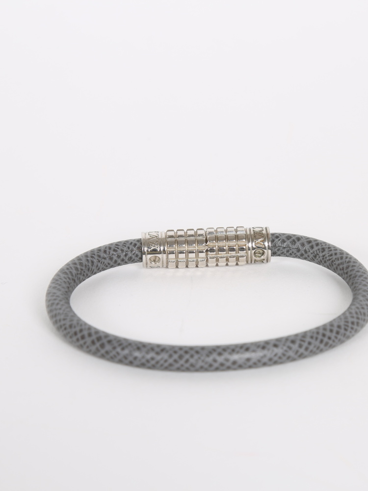 Louis Vuitton Glacier Taiga Leather Digit Bracelet Size 19 - Yoogi's Closet