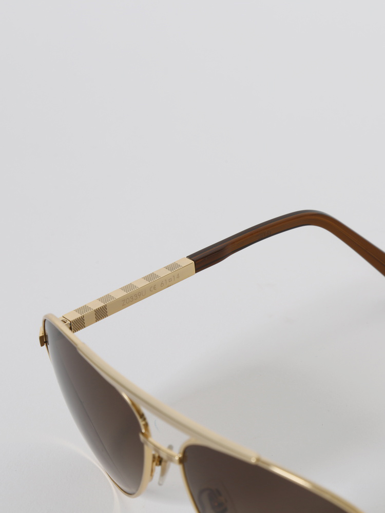 Louis Vuitton® Attitude Sunglasses Gold. Size U