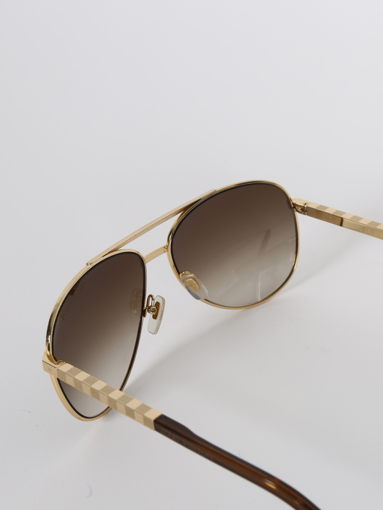 Louis Vuitton Attitude Sunglasses (Gold) : : कपड़े और एक्सेसरीज़