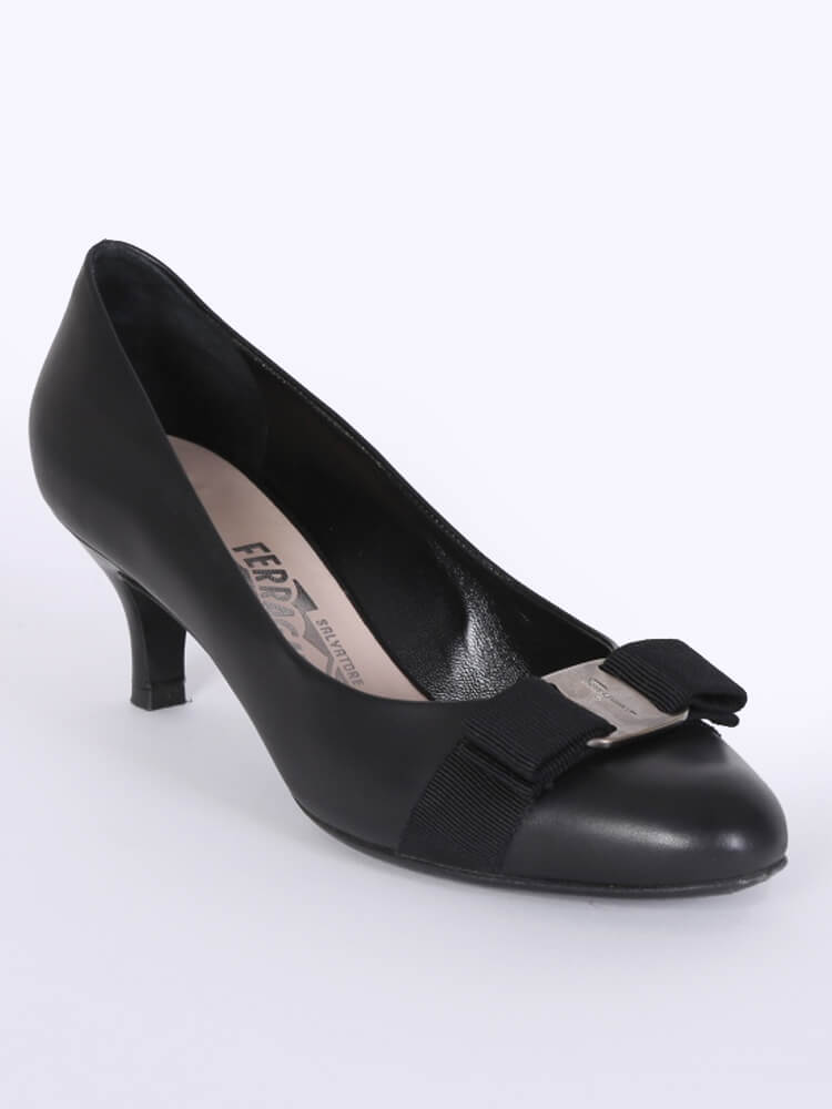Salvatore Ferragamo Carla Vara Leather Low Heel Pumps Black 37 www.luxurybags.eu