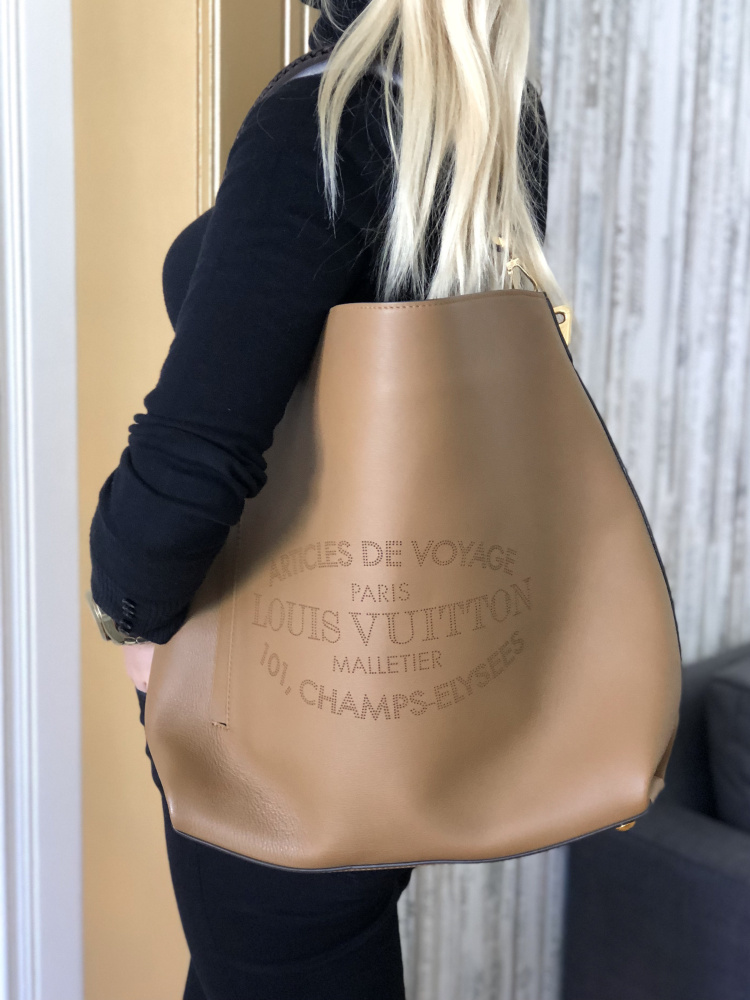 LOUIS VUITTON Leather Bagatelle Hobo Bag. - Bukowskis