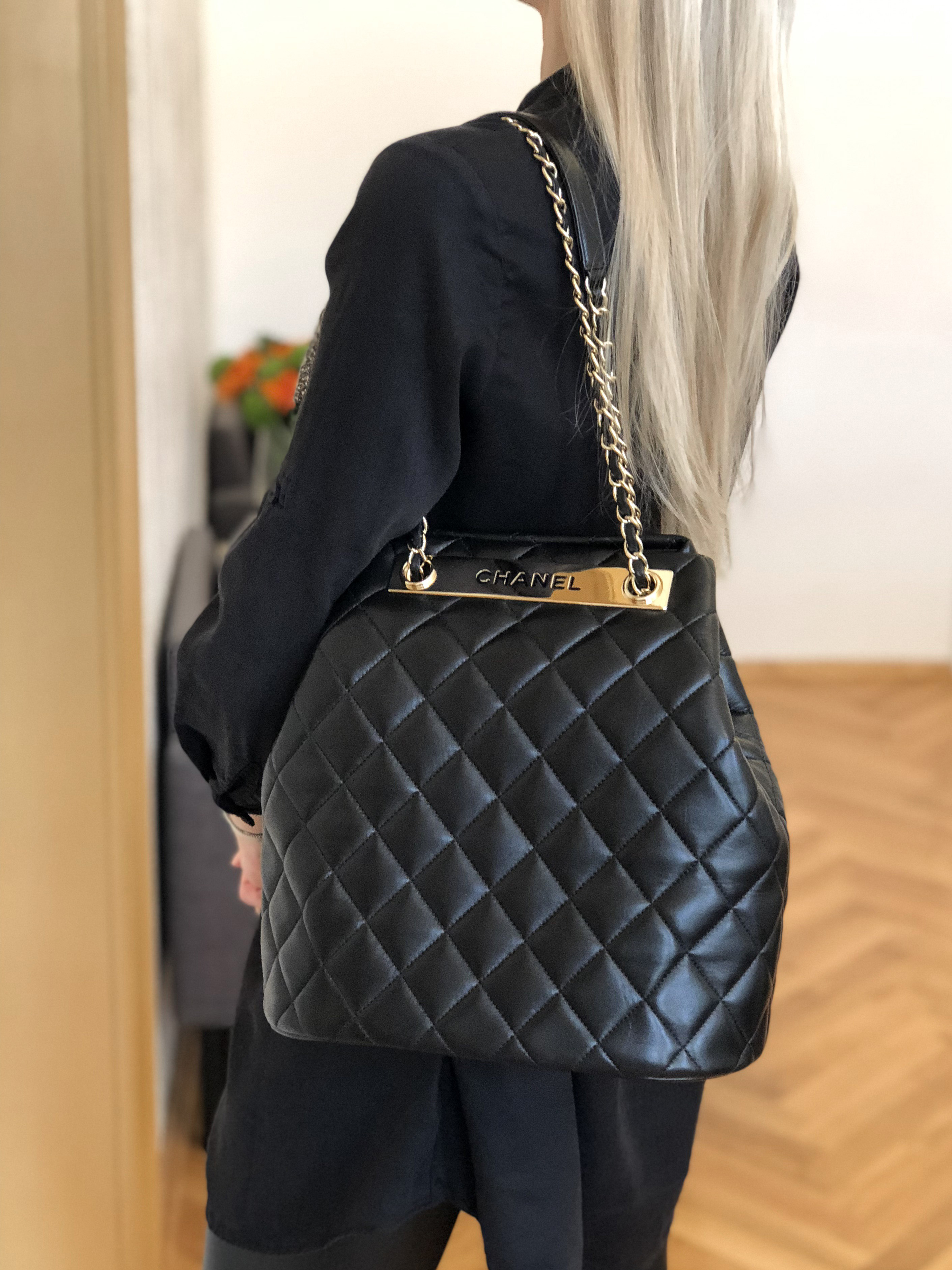 Chanel - Trendy CC Drawstring Bag Lambskin Noir