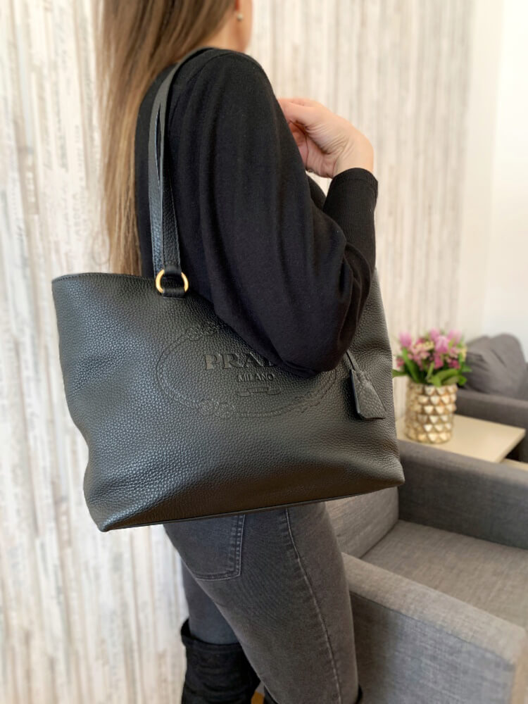 Prada Embossed Logo Vitello Daino Medium Tote Nero www
