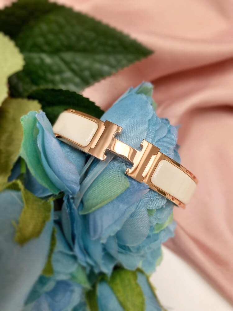 Herm s Clic H Enamel Bracelet Craie PM www.luxurybags.eu