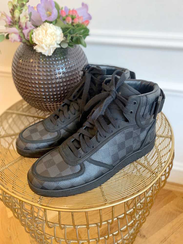 Louis Vuitton Rivoli sneaker graphite damier 7.5 LV or 8.5 US 41.5 EUR  MS0179 *