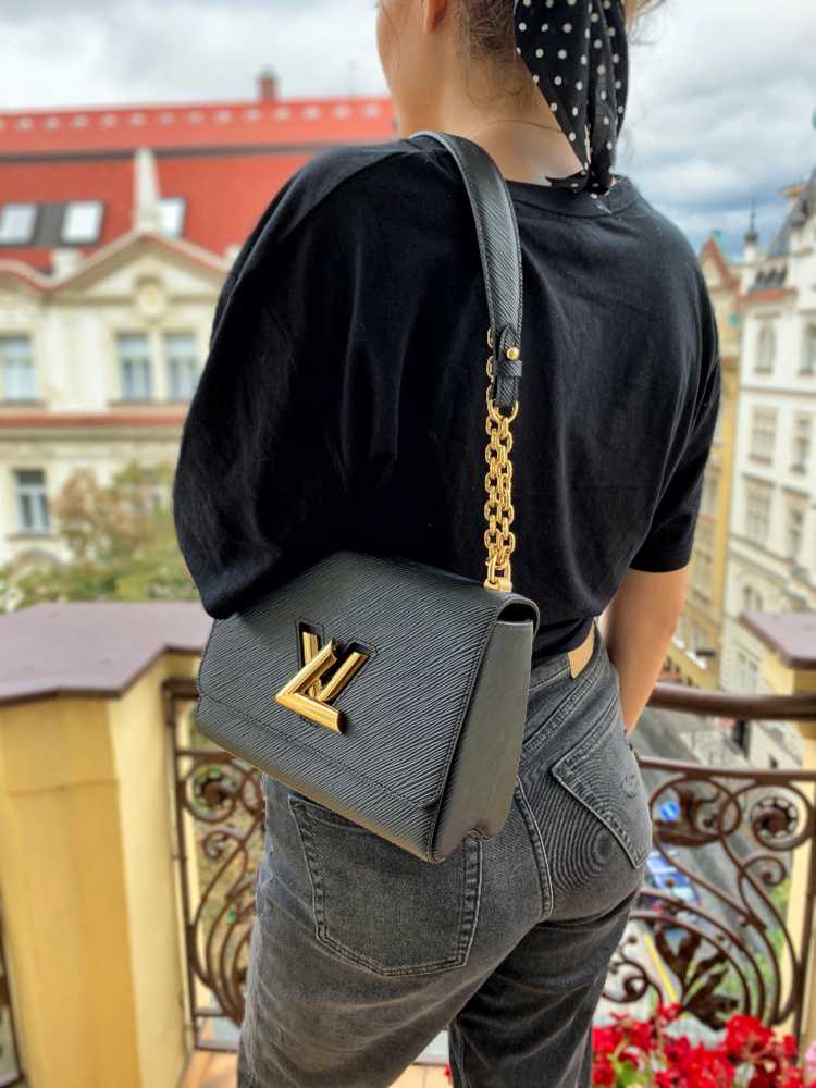 Louis Vuitton Twist mm Black EPI