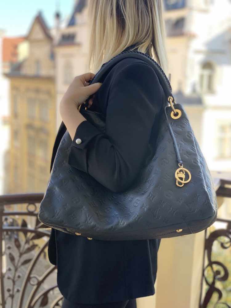 Original Louis Vuitton Artsy MM Monogram Empreinte Leather Handbag, Luxury,  Bags & Wallets on Carousell
