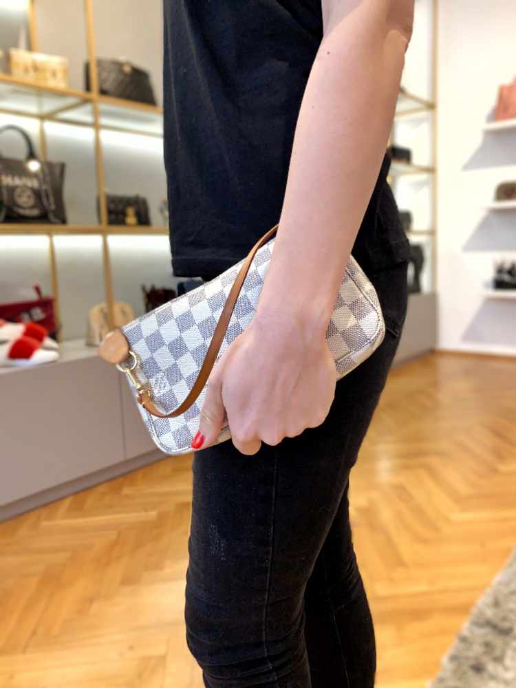 Louis Vuitton - Pochette Damier Canvas | www.luxurybags.eu