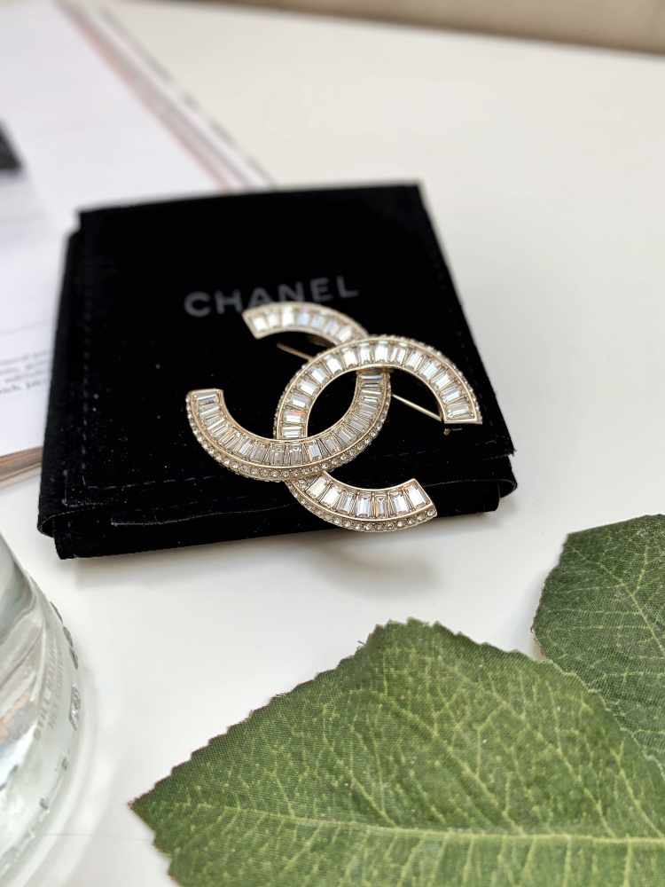 Chanel Strass Crystal CC Brooch (SHF-hag6UD) – LuxeDH