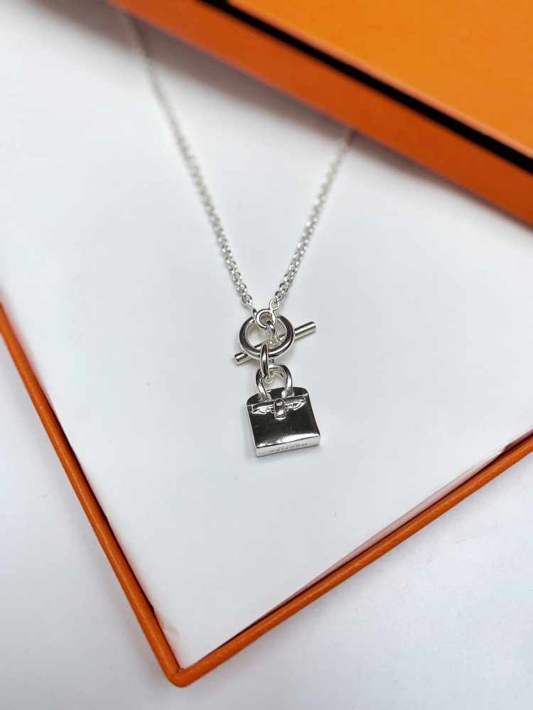Kelly amulette pendant hotsell
