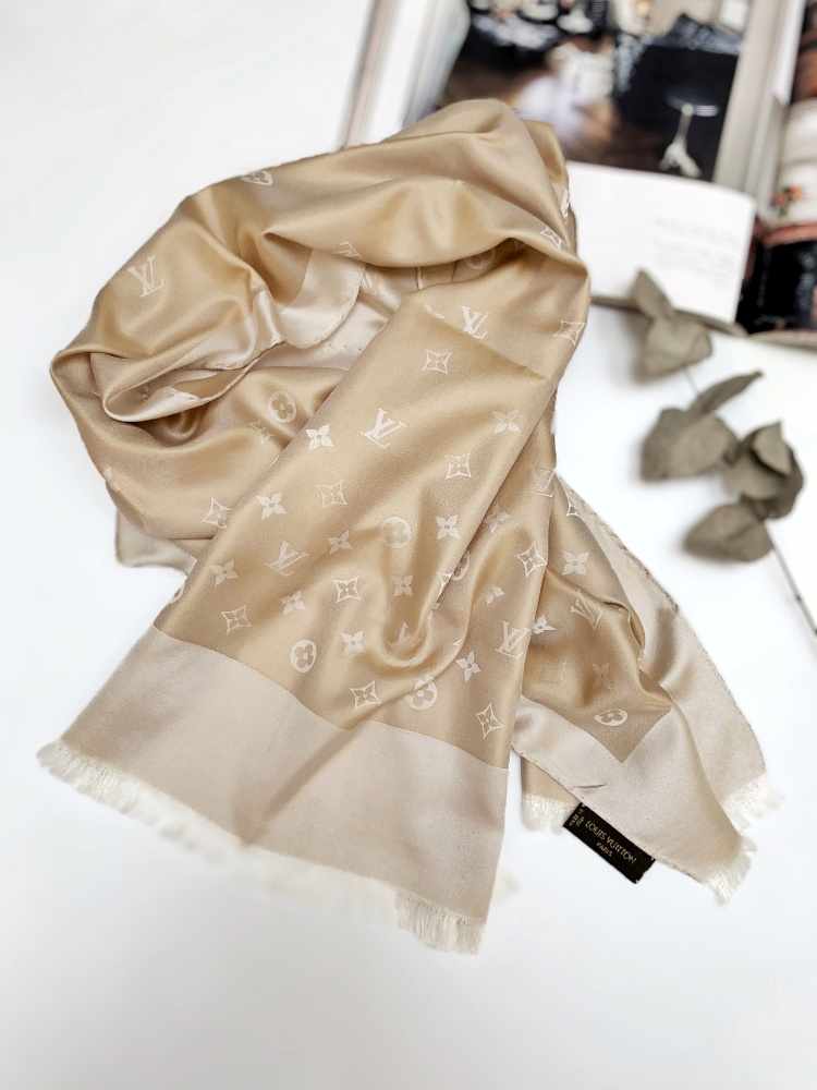 Louis Vuitton Scarf Beige Silk ref.368932 - Joli Closet