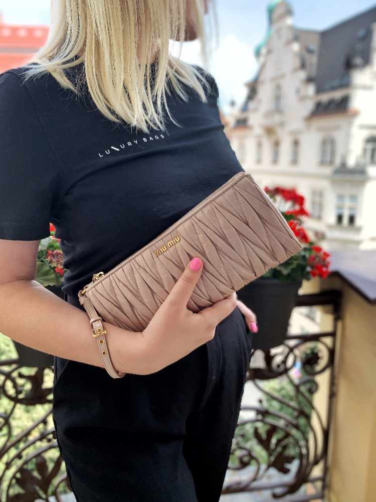Miu miu matelasse clutch sales