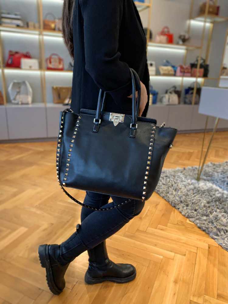 Valentino Rockstud Trapeze Medium Calfskin Bag Black www.luxurybags.eu