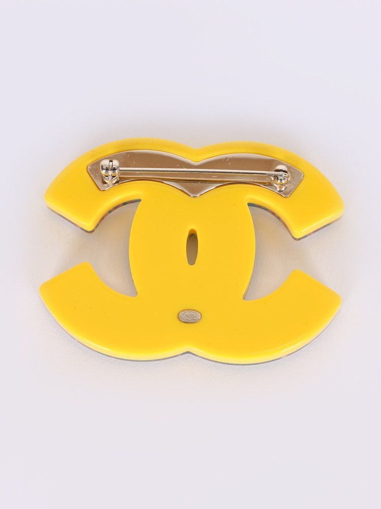 Cc pin & brooche Chanel Yellow in Plastic - 32072437