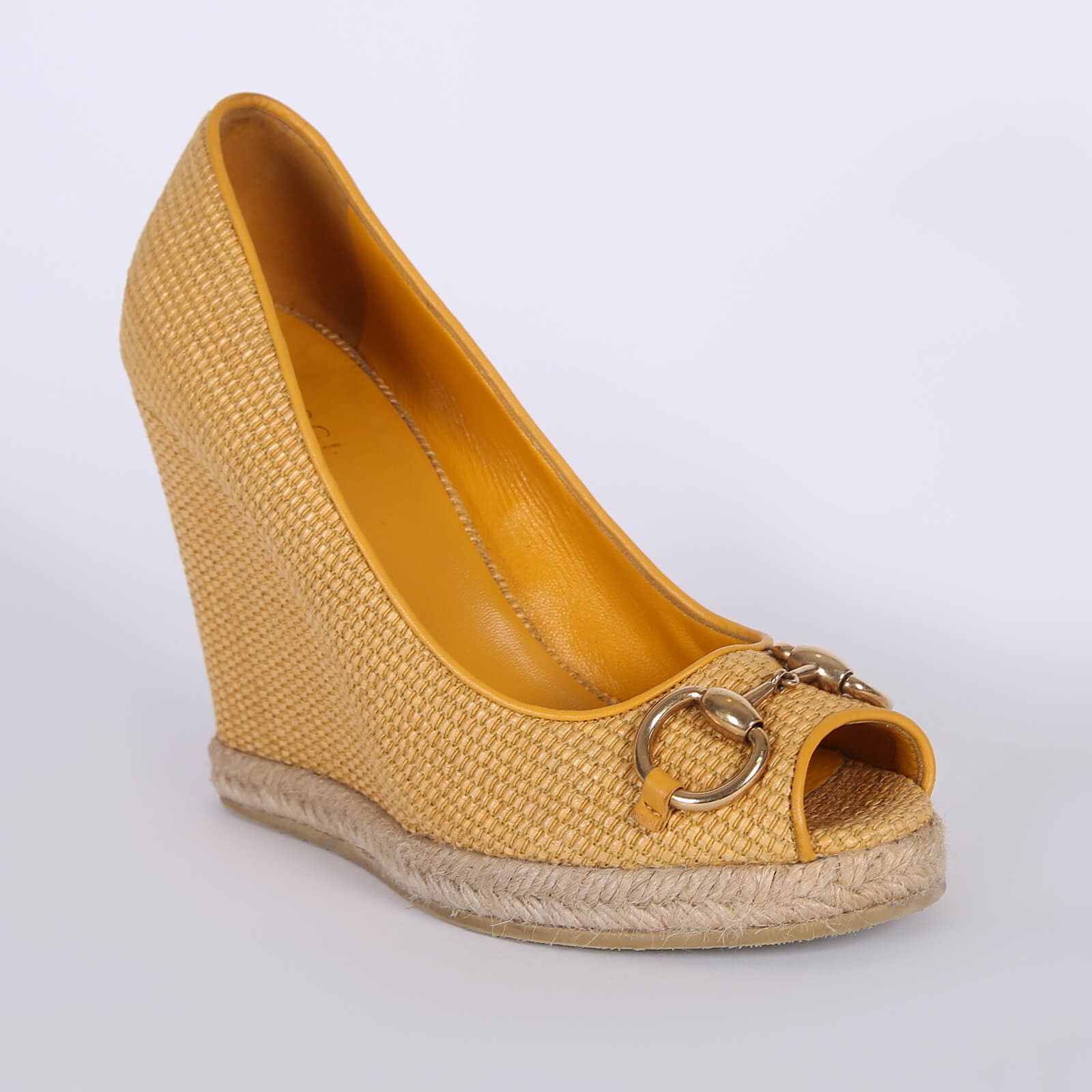 Gucci Charlotte Raffia Horsebit Peep Toe Wedge Pumps Mustard 37 www.luxurybags.eu